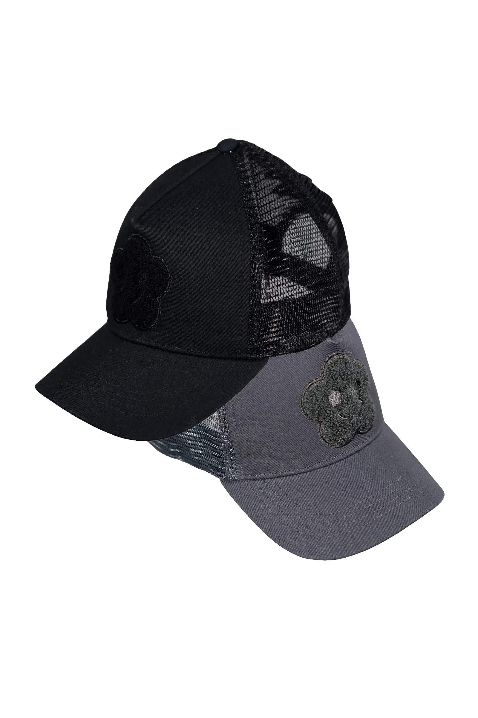Coppia di cappellini trucker Twin Things, uno nero e uno grigio, con patch fiore in ciniglia sul fronte, mesh dietro