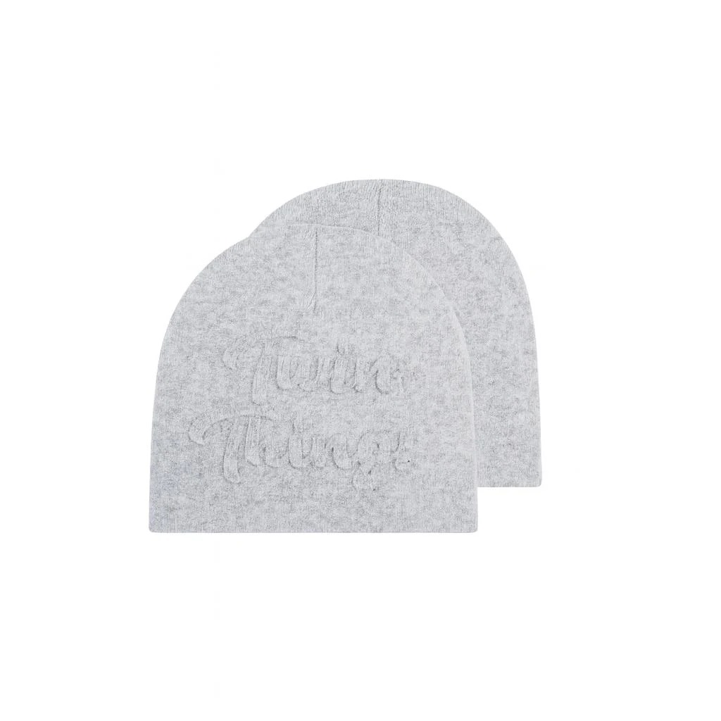Coppia di beanie grigi Twin Things con logo Twin Things in rilievo tono su tono, embossed jacquard