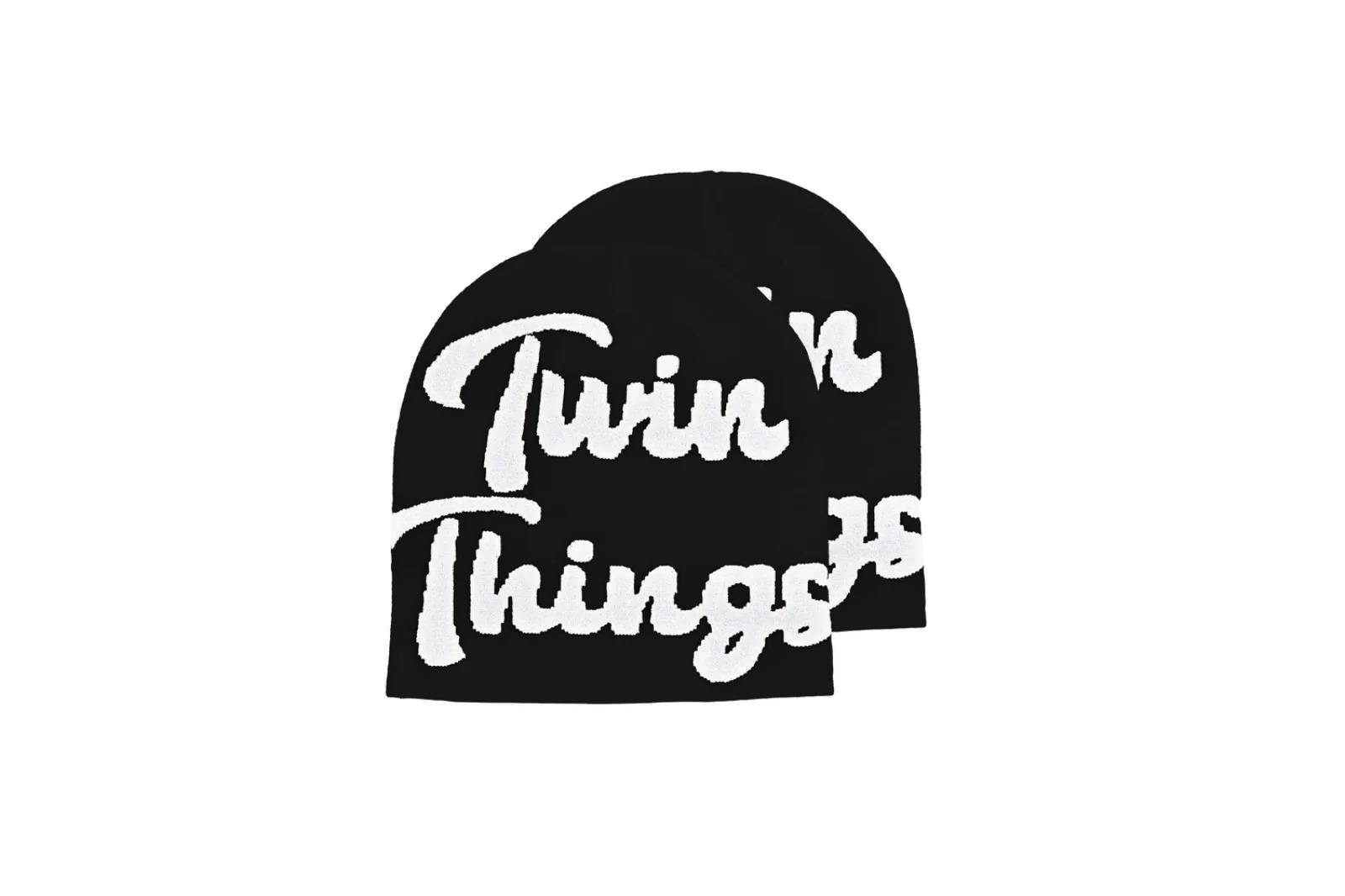 Coppia di beanie Twin Things, uno bianco e uno nero, con logo script Twin Things lavorato a jacquard